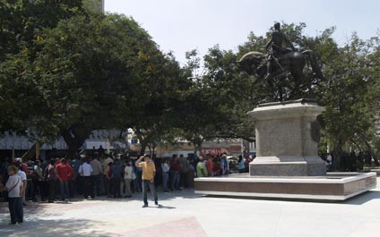 Oficialistas discuten decreto de emergencia en las plazas Bolívar