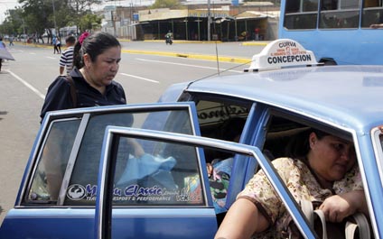 Choferes de la C-3 exigen entrega de taxis de misión Transporte