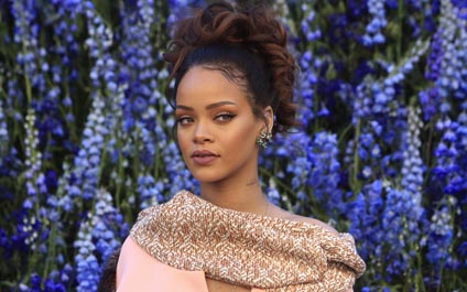 Rihanna lanza por sorpresa su nuevo disco