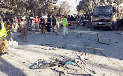 Atacante en bicicleta mata a ocho personas en Pakistán