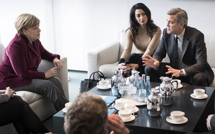 George y Amal Clooney tratan crisis de refugiados con Merkel