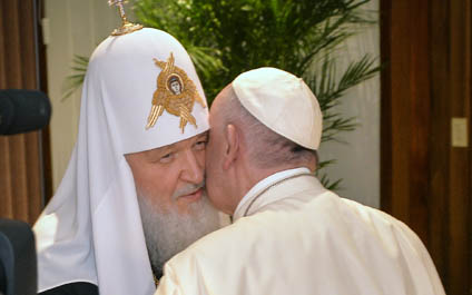 El Papa y el patriarca ruso Kiril se abrazaron en encuentro histórico