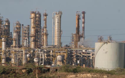 Complejo Refinador Paraguaná paraliza producción de gasolina