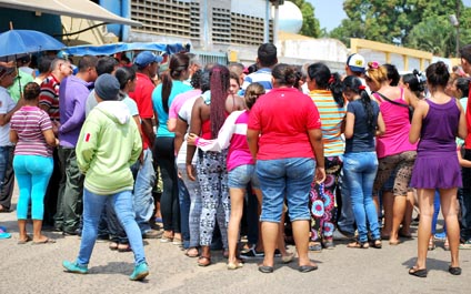 Vecinos protestan para comprar arroz, azúcar y caraotas