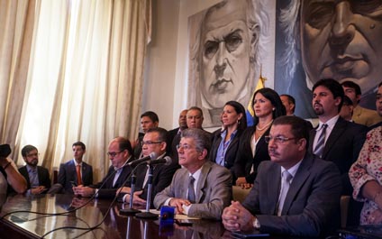 Denuncian “autogolpe” de Maduro