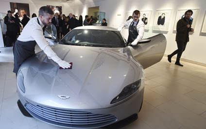 Subastan un Aston Martin y otras piezas de James Bond