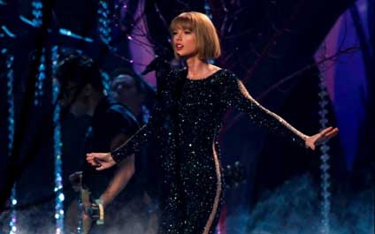 Taylor Swift brilla en la 58.ª edición de los Grammy Awards