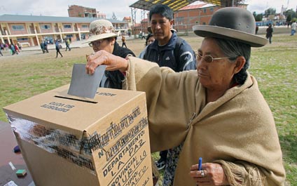Bolivianos votan en referendo para reforma constitucional