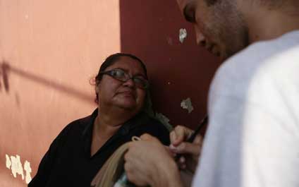 La golpean en el rostro antes de degollarla