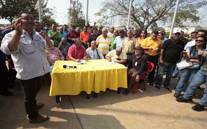 Transportistas amenazan con subir el pasaje unilateralmente
