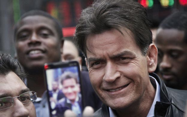 Confesión de Charlie Sheen sobre VIH impactó Internet