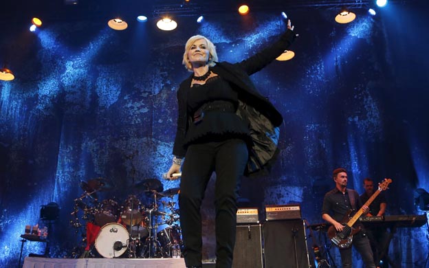 Multan a Dolores O’Riordan por agredir a un policía
