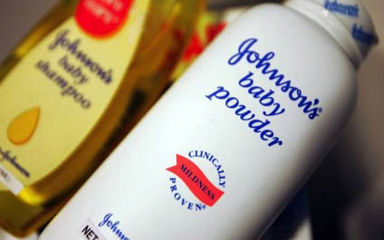 Sentencian a J&J por caso de cáncer causado por talco