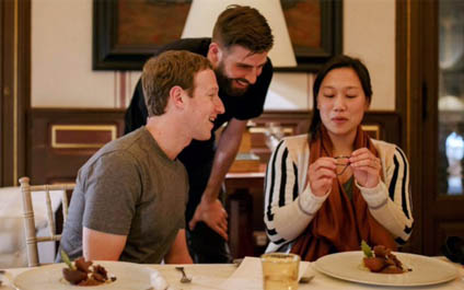 Piqué cena con Mark Zuckerberg y su esposa