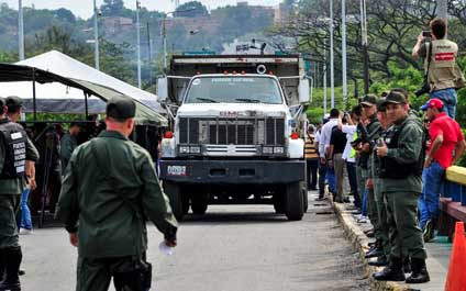 Más de 400 vehículos cruzaron ayer la frontera