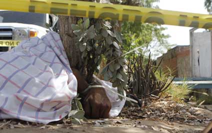 Asesinan a soldador debajo de un árbol
