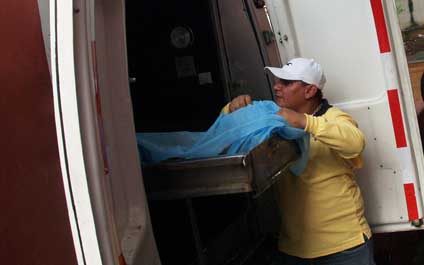 Intenta robar a un oficial y lo matan