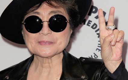 Yoko Ono regresa a casa tras tratamiento por gripe
