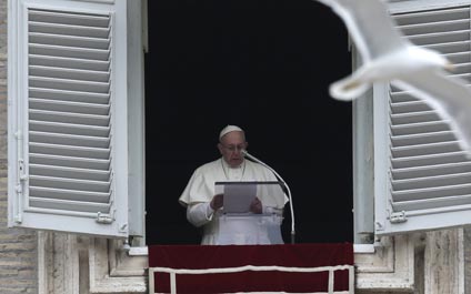Papa pide “respuesta conjunta” al “drama de los refugiados”