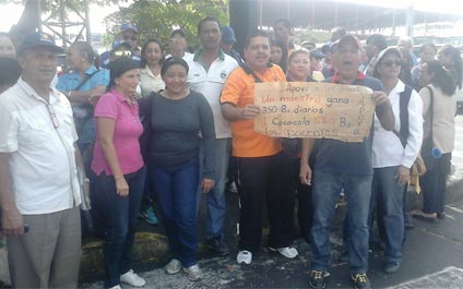 Docentes del oeste de Maracaibo exigen aumento salarial