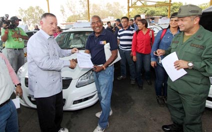 Arias Cárdenas cambia 17 carros viejos por taxis nuevos