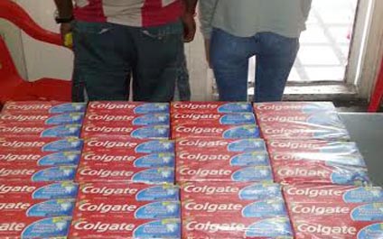Detienen a pareja con caleta de crema dental en una maleta