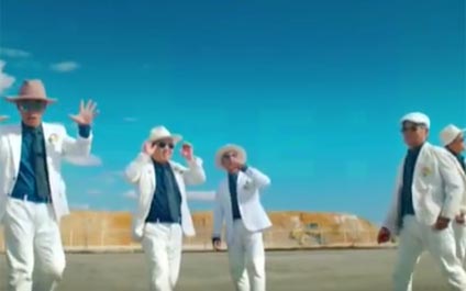 Viejitos japoneses arman una banda para llamar turistas