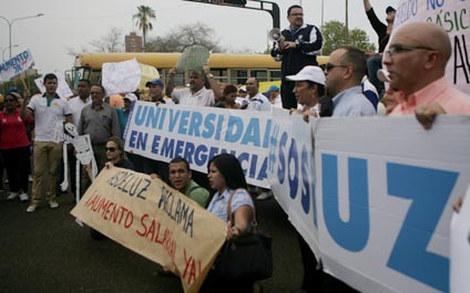 Exigen ingreso de 130 empleados a nómina de LUZ