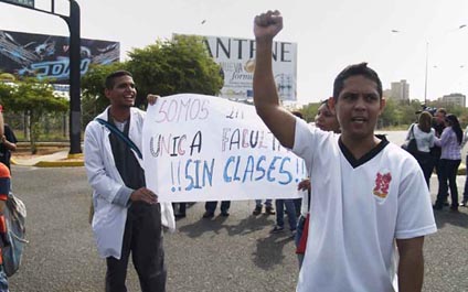 Estudiantes de LUZ protestan en el Cuartel Libertador