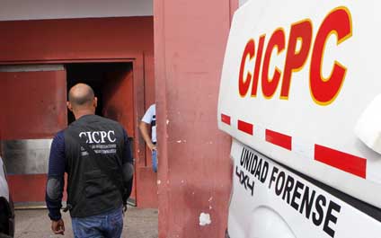 Se roba un carro y conduce a su casa para esconderlo