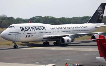 Avión de Iron Maiden sufre accidente en Chile