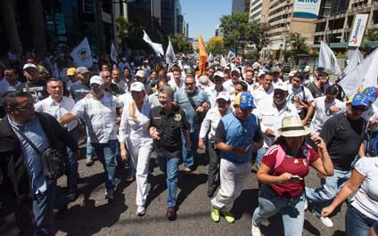 “Maduro renuncia ya”, gritaron en la marcha de la MUD