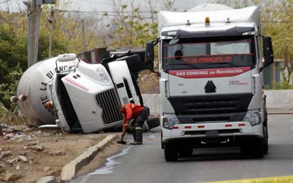 Evacúan comunidad tras vuelco de gandola de PDVSA