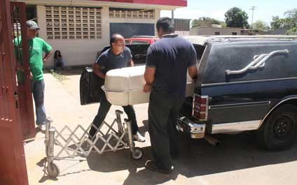 Chocan sus motos de regreso a su casa