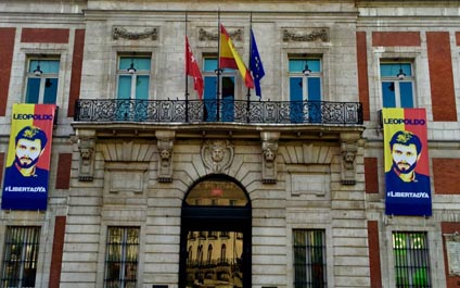 Gobierno madrileño cuelga un cartel en apoyo a Leopoldo