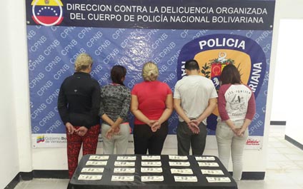 Desarman banda que traficaba dólares falsos