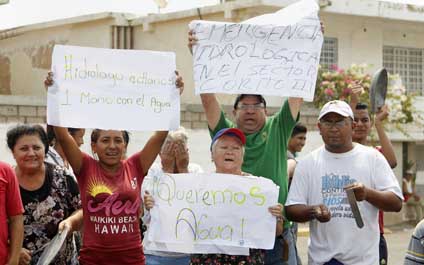 Bañan a los niños con agua del aire acondicionado