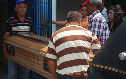 Su hermanito la asesina durante un apagón