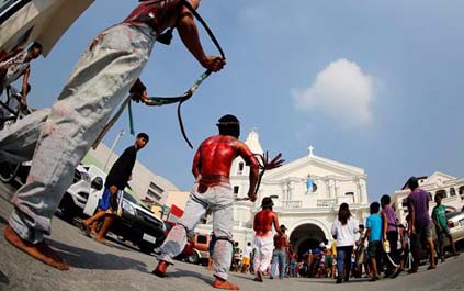 Filipinos emulan la pasión de Cristo en el Jueves Santo