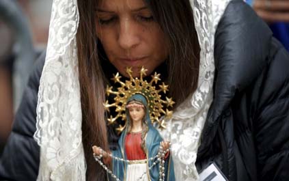 Mujeres son más religiosas que hombres, según estudio