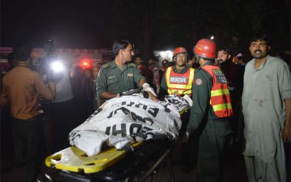 Sube a 63 cifra de muertos por atentado en parque en Pakistán