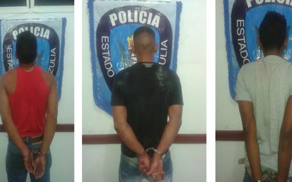 Presos tres hombres por lanzar botellas y piedras a dos policías