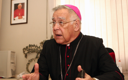 Operan de emergencia a monseñor Lückert