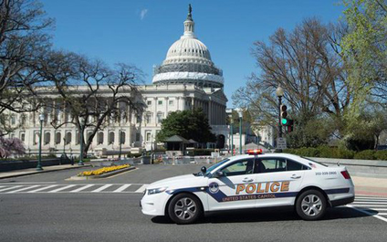 Acusan a hombre que entró armado en el Capitolio de EEUU