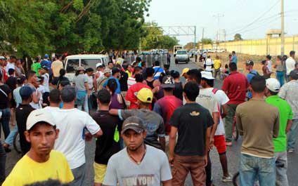 Abuso policial contra periodistas en retén El Marite