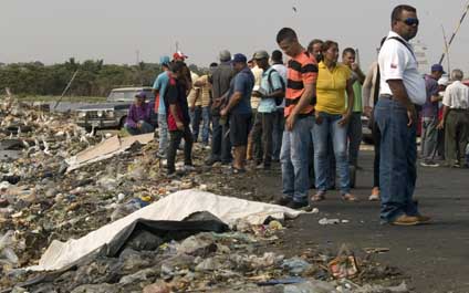 Sus amigos lo lanzan al Lago durante una discusión