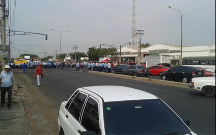 Empleados de Corpoelec cierran la vía a Perijá