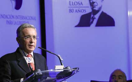 Uribe cuestiona mediación venezolana en diálogo con ELN