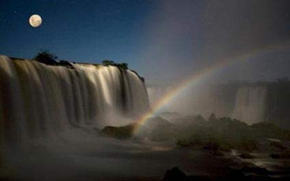 Arcoiris nocturno en Iguazú