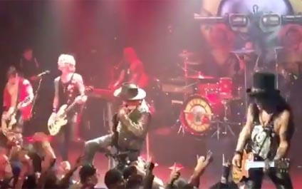 Guns N’ Roses adelantó su reunión con show sorpresa